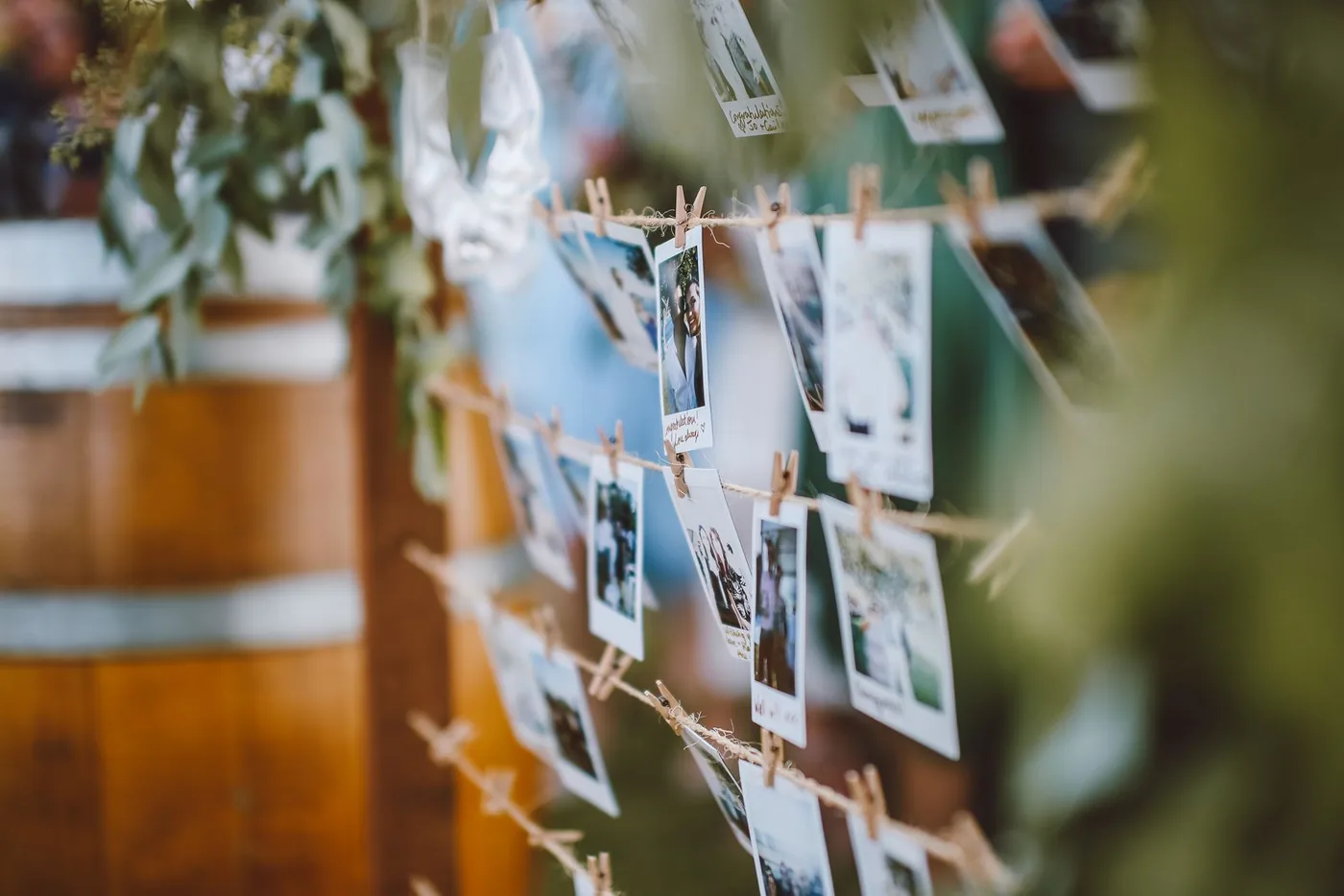 Des photos instantanées de mariage suspendues à des ficelles avec des pinces à linge
